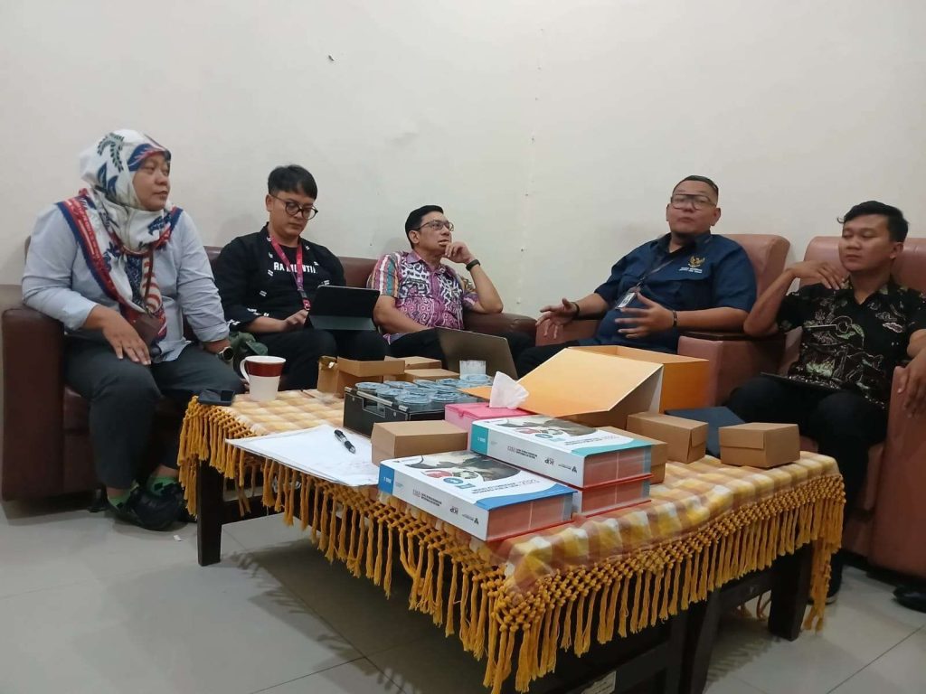 Pembahasan lanjutan pengisian Kuesioner IKIP 2024 dipimpin Ketua KIP Jateng Indra Ashoka Mahendrayana di Kantor KIP Jateng (2/72024). (Foto : Dars(RRI).